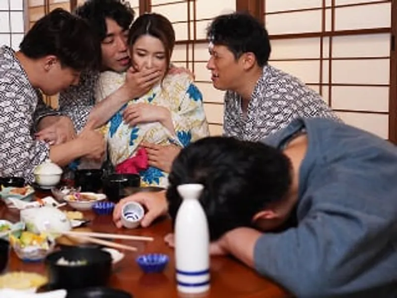 đưa cô vợ đi suối nước nóng, anh xã không biết cô vợ bị người khác xxx sấp mặt