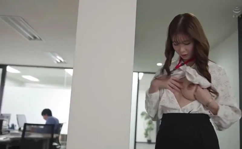 Bí ẩn của cô nhân viên vẻ ngoài nghiêm nghị nhưng thực chất là "nữ quái dâm đãng"