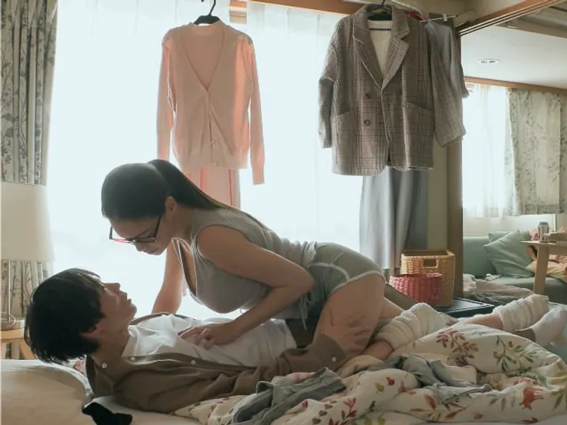 được chị nhà kề bên "an ủi" khi cô bạn gái đi ngoại tình